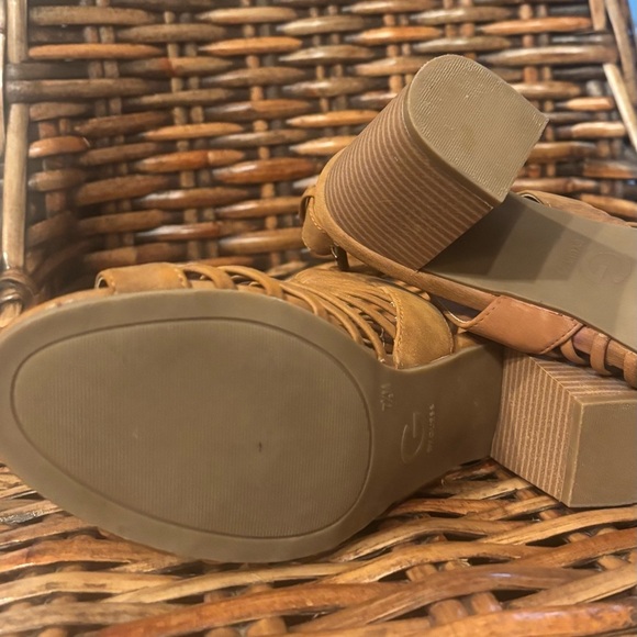 G by Guess Gladiator Sandals
Tan Woven Sandals with Block Heel
Size 7.5 - Picture 6 of 8